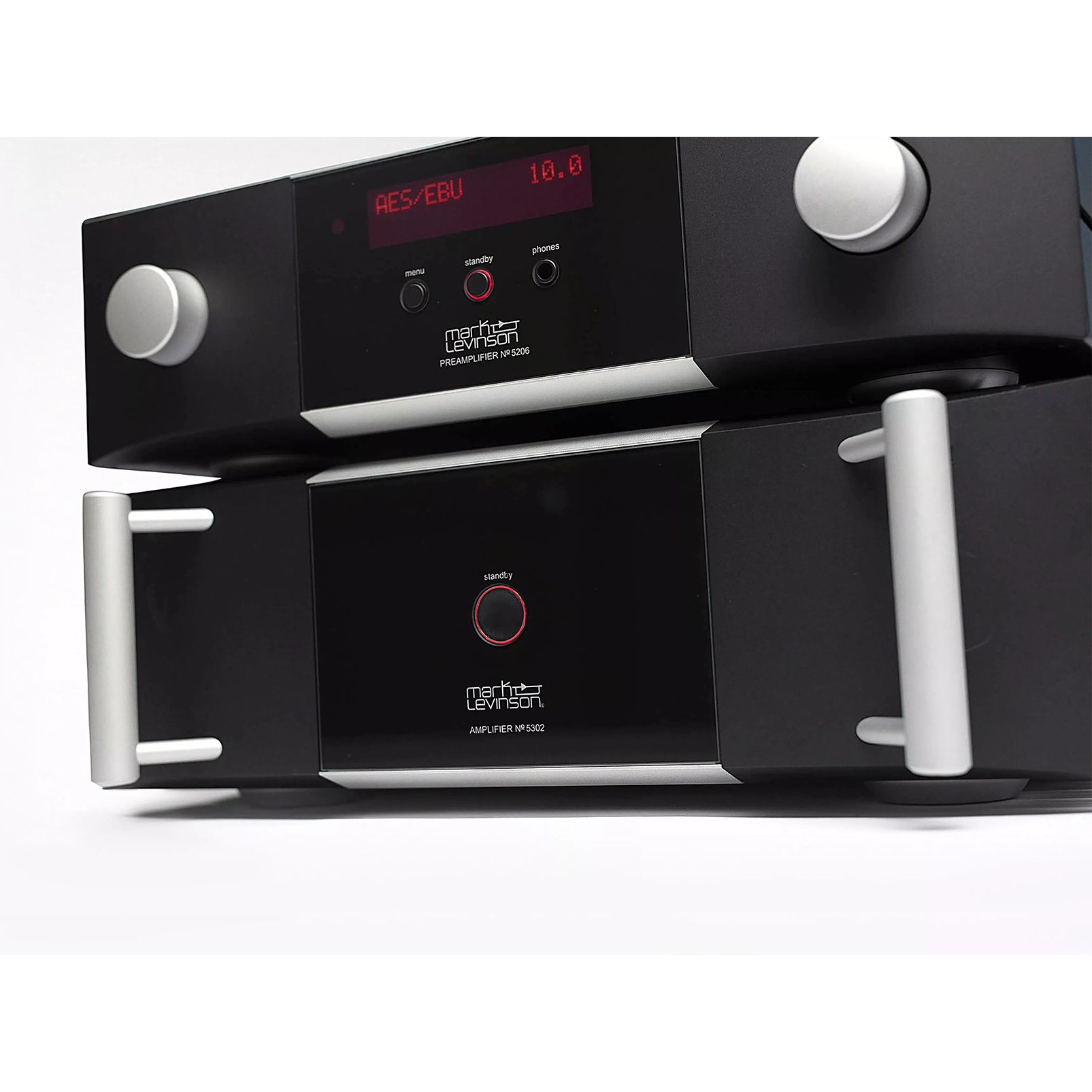 №5206 - Black - Mark Levinson № 5206 preamplifier with Pure Path fully discrete, direct-coupled, dual-monaural line-level class A preamp circuitry, MM/MC phono stage, and Main Drive headphone output. - Detailshot 2